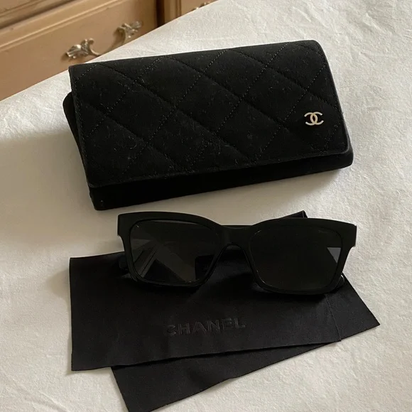 CHANEL Elegant Black Sunglasses with Quilted Case display picture 1